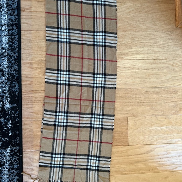 Faux Burberry scarf - Picture 3 of 3